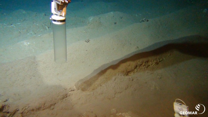 Probenentnahme in einer sechs Jahre alten Pflugspur. (Bild: ROV-Team/Geomar)